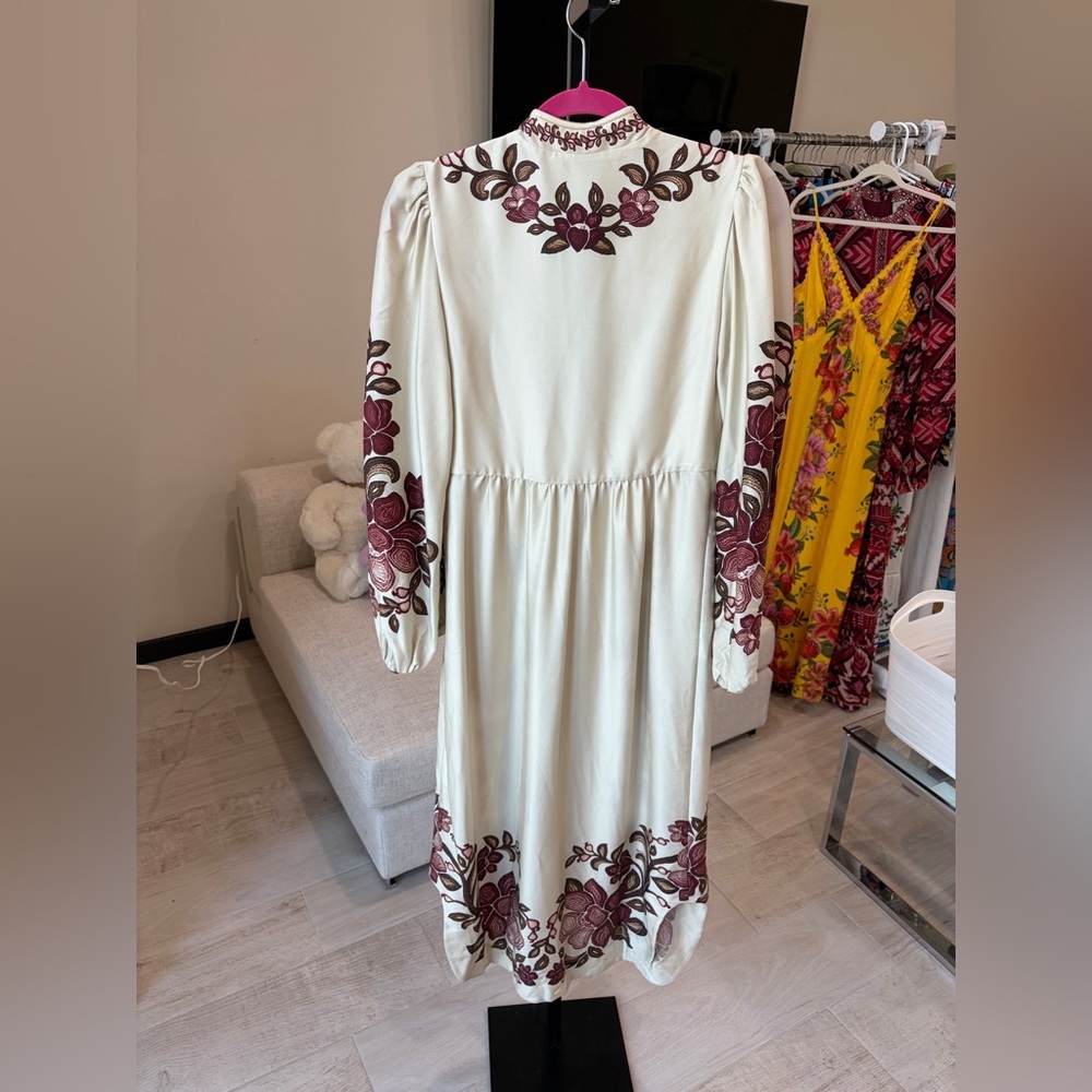 Farm Rio: Sand Renata Floral Long Sleeve
Midi Dress - Picture 7 of 16
